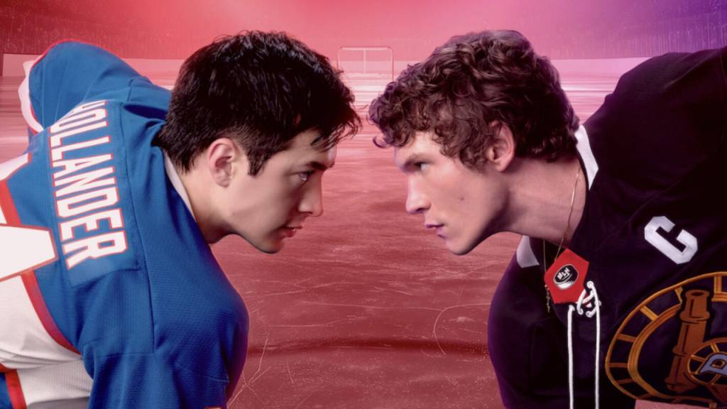 Dois jovens jogadores de h&oacute;quei, um com camisa azul e outro com camisa preta, se encaram seriamente em uma pista de gelo vermelha, com o gol ao fundo