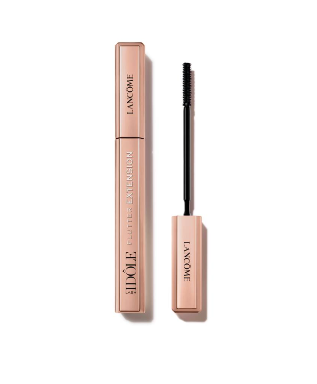 Um r&iacute;mel Lanc&ocirc;me Id&ocirc;le Flutter Extension na cor rosa claro, com a tampa aberta e o aplicador preto com cerdas vis&iacute;veis ao lado, sobre um fundo branco