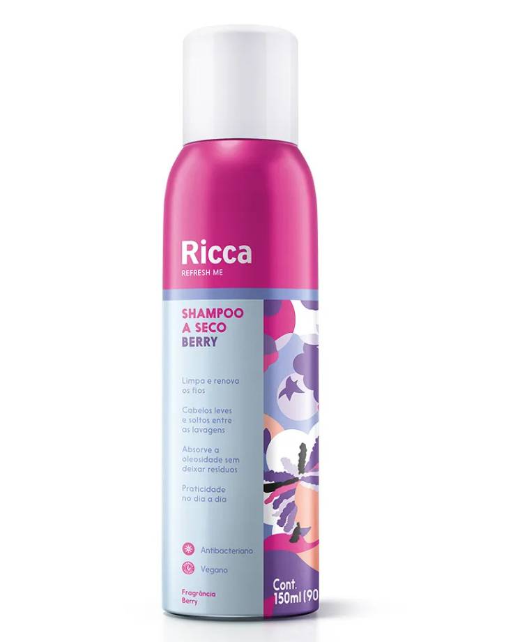 Frasco de shampoo a seco Ricca Refresh Me Berry, rosa vibrante com tampa branca. O r&oacute;tulo azul claro detalha Shampoo a Seco Berry, Limpa e renova os fios, Cabelos leves e soltos, Absorve a oleosidade, Praticidade, Antibacteriano, Vegano e Fragr&acirc;ncia Berry. A lateral direita tem um padr&atilde;o floral abstrato em tons de roxo, rosa e laranja. Cont&eacute;m 150ml (90g)