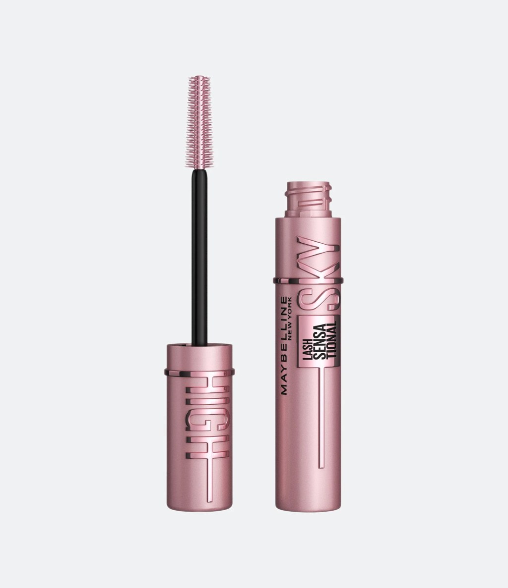 M&aacute;scara de c&iacute;lios Maybelline Lash Sensational Sky High, cor-de-rosa met&aacute;lico. O tubo est&aacute; aberto, com o aplicador de cerdas finas e flex&iacute;veis ao lado, mostrando a escova rosa. O texto SKY HIGH est&aacute; verticalmente no tubo e LASH SENSATIONAL horizontalmente