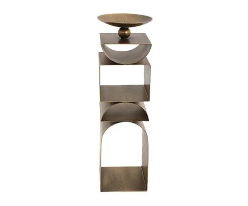 Escultura decorativa de metal bronze envelhecido, com base retangular e formas geom&eacute;tricas empilhadas: um arco, um quadrado vazado, outro arco e, no topo, uma esfera sustentando um prato raso