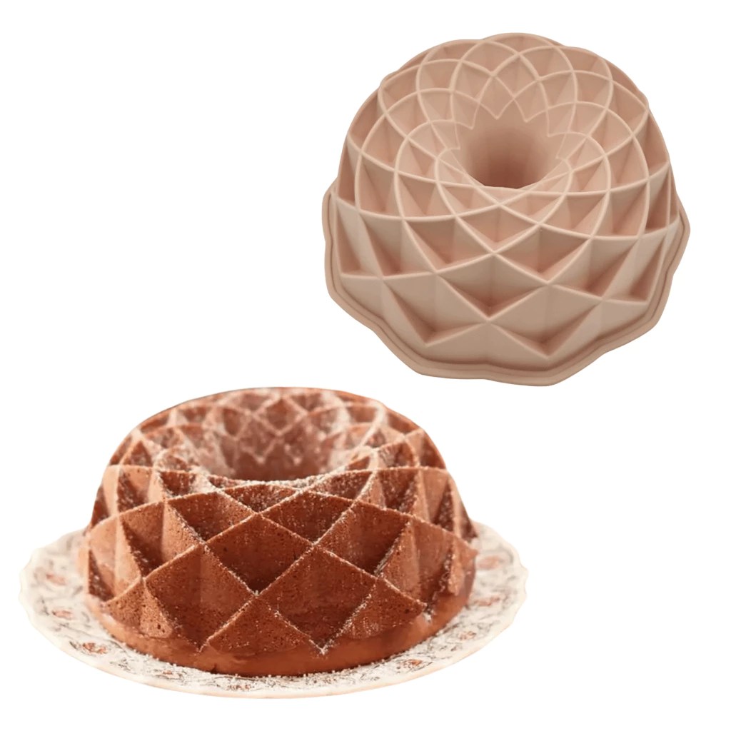 Um bolo de chocolate com formato geom&eacute;trico de losangos, polvilhado com a&ccedil;&uacute;car, sobre um prato decorado, e acima, a forma de silicone bege que o moldou