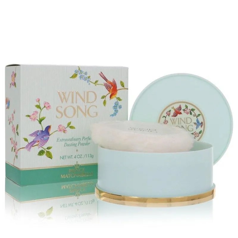 Caixa e pote de p&oacute; perfumado Wind Song. A caixa vertical tem fundo verde-&aacute;gua, com p&aacute;ssaros coloridos e flores. O pote redondo, tamb&eacute;m verde-&aacute;gua, tem base dourada e um aplicador de p&oacute; branco e macio. A tampa do pote est&aacute; ao lado, com o mesmo design da caixa