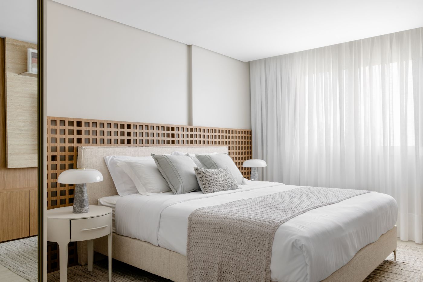 Quarto de casal com d&eacute;cor neutro e simples: ideias e inspira&ccedil;&otilde;es elegantes