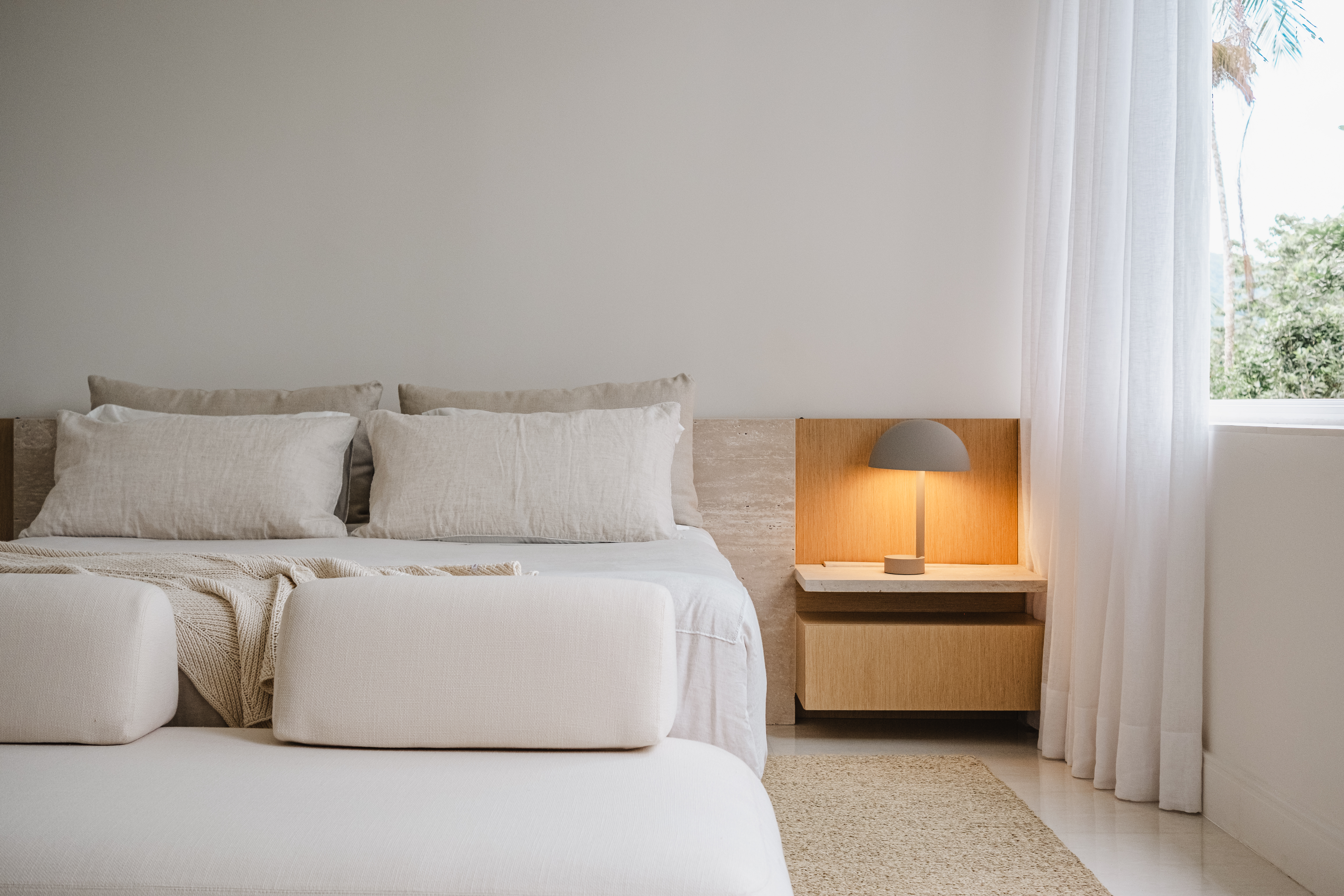 Quarto de casal com d&eacute;cor neutro e simples: ideias e inspira&ccedil;&otilde;es elegantes