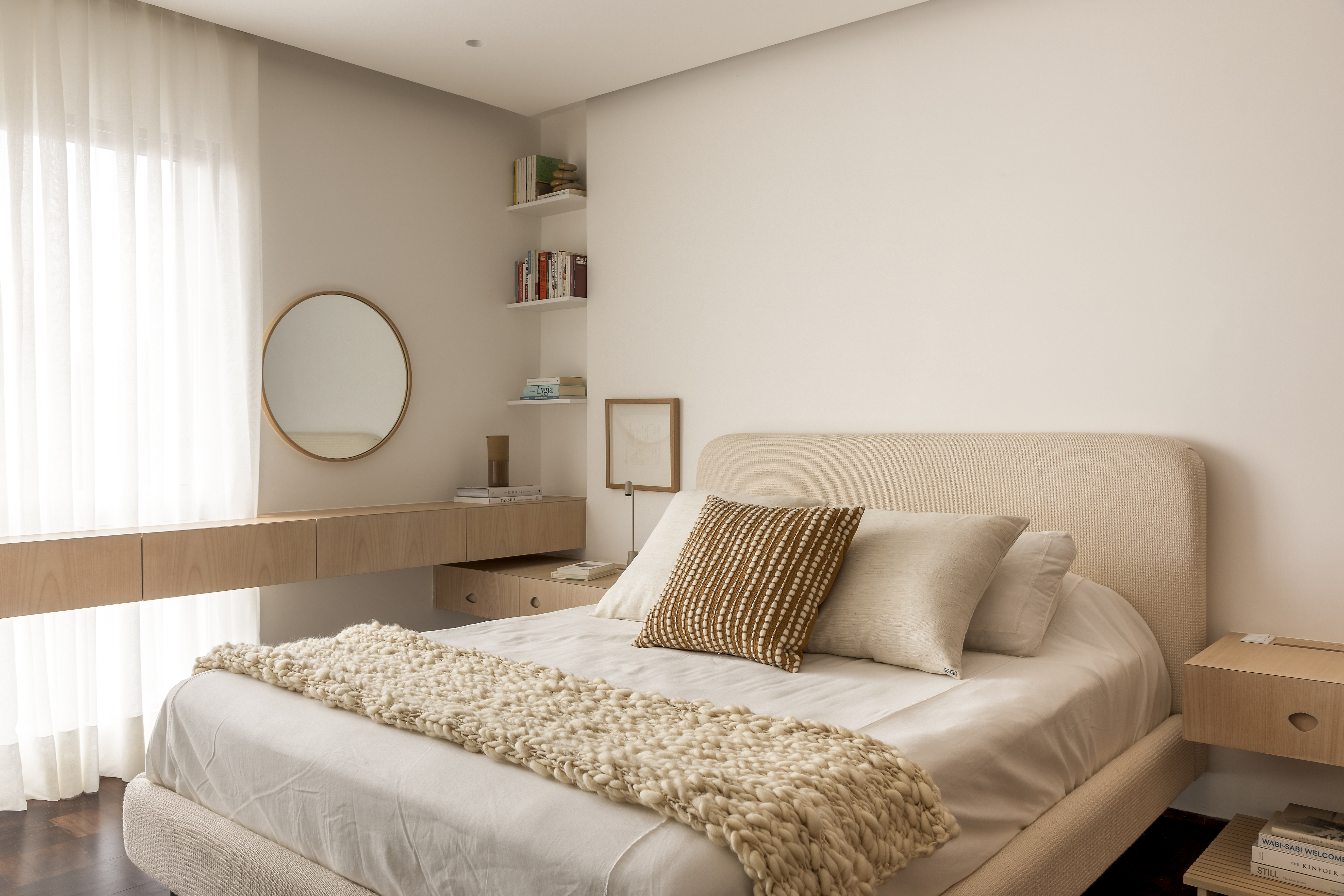 Quarto de casal com d&eacute;cor neutro e simples: ideias e inspira&ccedil;&otilde;es elegantes