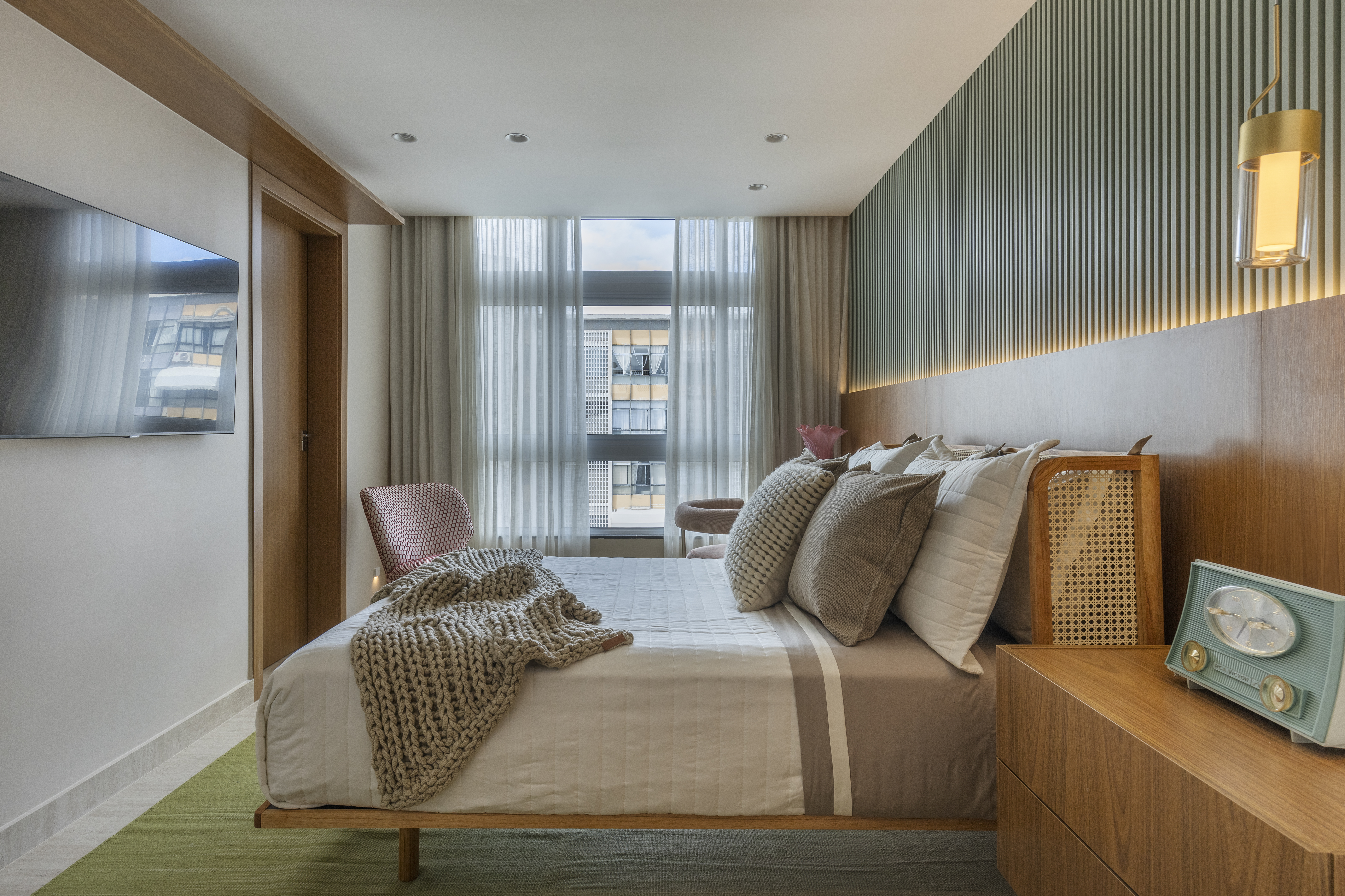 Quarto de casal com d&eacute;cor neutro e simples: ideias e inspira&ccedil;&otilde;es elegantes