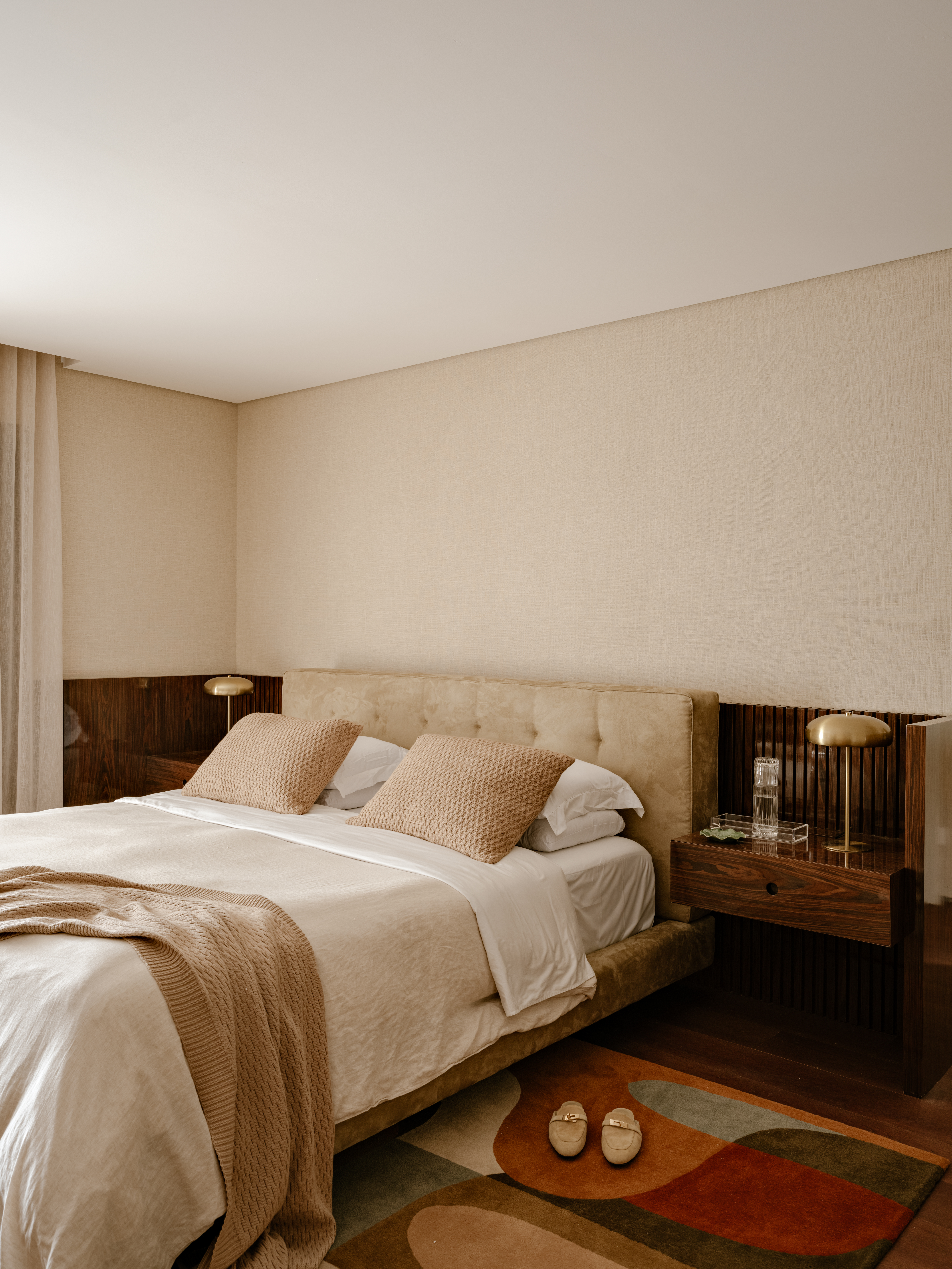 Quarto de casal com d&eacute;cor neutro e simples: ideias e inspira&ccedil;&otilde;es elegantes