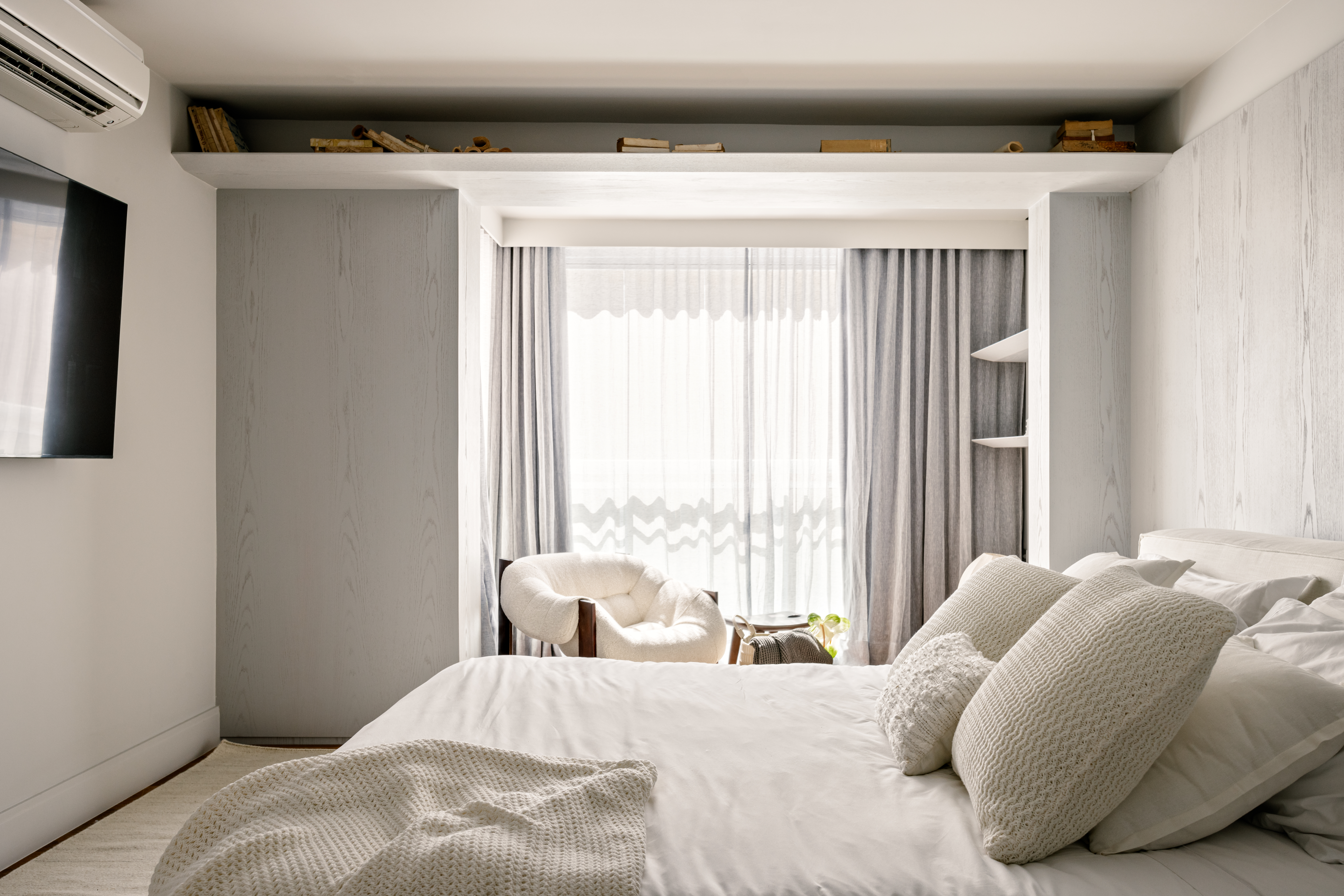 Quarto de casal com d&eacute;cor neutro e simples: ideias e inspira&ccedil;&otilde;es elegantes