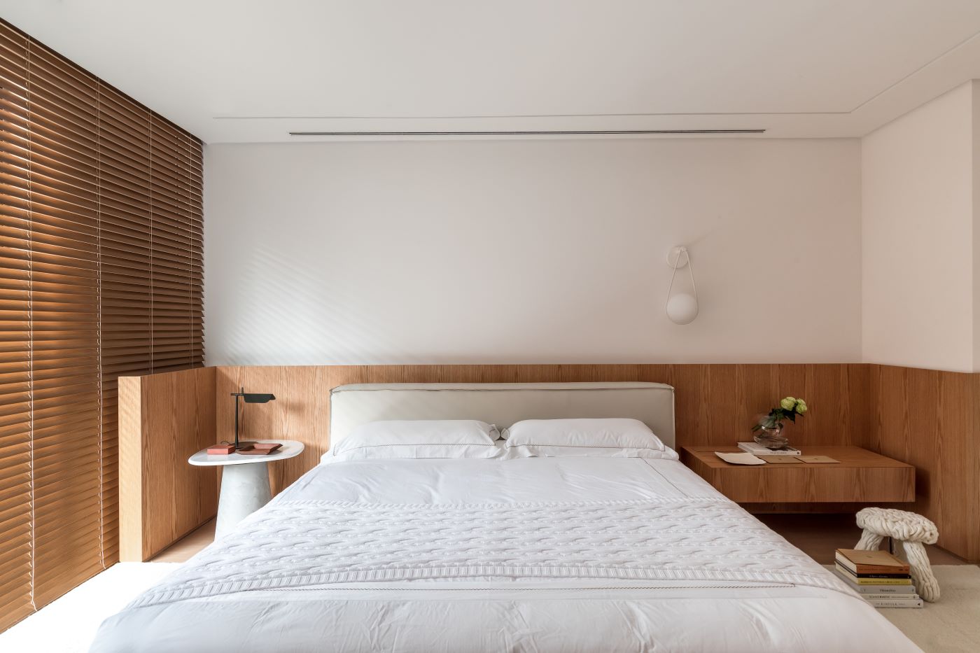 Quarto de casal com d&eacute;cor neutro e simples: ideias e inspira&ccedil;&otilde;es elegantes