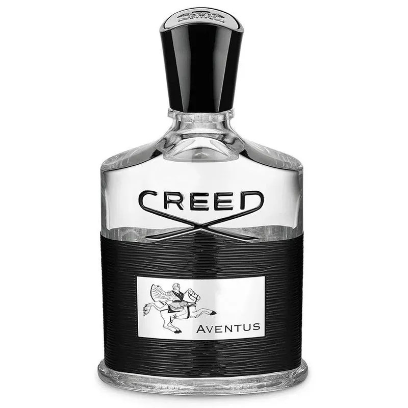 Frasco de perfume Creed Aventus, com corpo de vidro transparente na parte superior e preto texturizado na inferior, tampa preta e prateada. O nome CREED est&aacute; gravado em preto na parte superior do vidro, e um r&oacute;tulo branco na parte preta exibe um cavaleiro alado montado em um cavalo, com a palavra AVENTUS abaixo