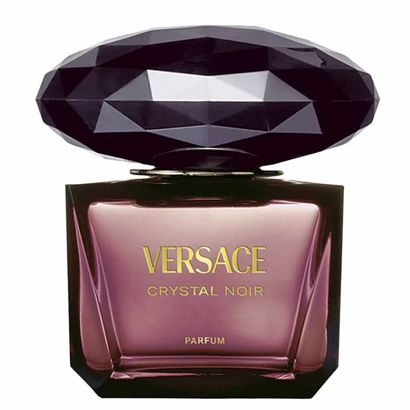 Frasco de perfume Versace Crystal Noir, com tampa facetada preta e corpo de vidro roxo escuro, com o nome da marca em dourado