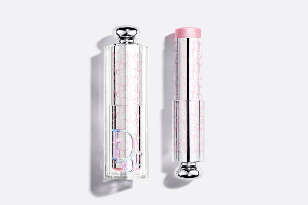Dois batons Dior Addict Lip Glow, um fechado e outro aberto, com embalagem transparente e detalhes em rosa claro e prata, sobre fundo branco