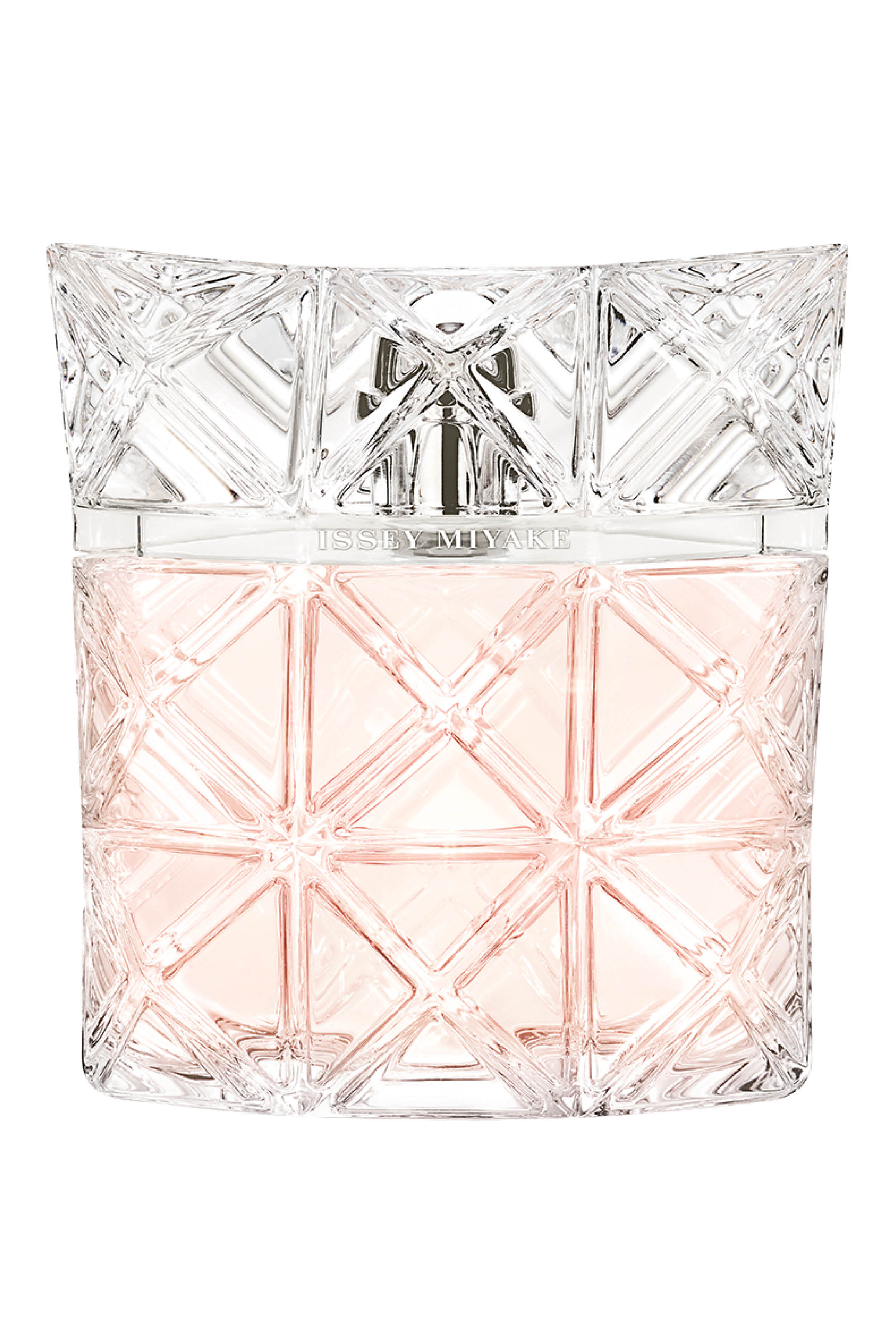 Frasco de perfume Issey Miyake com l&iacute;quido rosado, corpo de vidro facetado em losangos e tampa transparente com relevos geom&eacute;tricos, sobre fundo branco