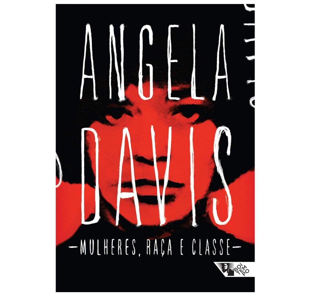 Capa do livro Angela Davis &ndash; Mulheres, Ra&ccedil;a e Classe. Fundo preto com o rosto de Angela Davis em vermelho, com cabelo afro. O nome ANGELA DAVIS est&aacute; em letras brancas grandes e o subt&iacute;tulo &ndash;MULHERES, RA&Ccedil;A E CLASSE&ndash; em letras brancas menores. No canto inferior direito, o logo da editora Boitempo