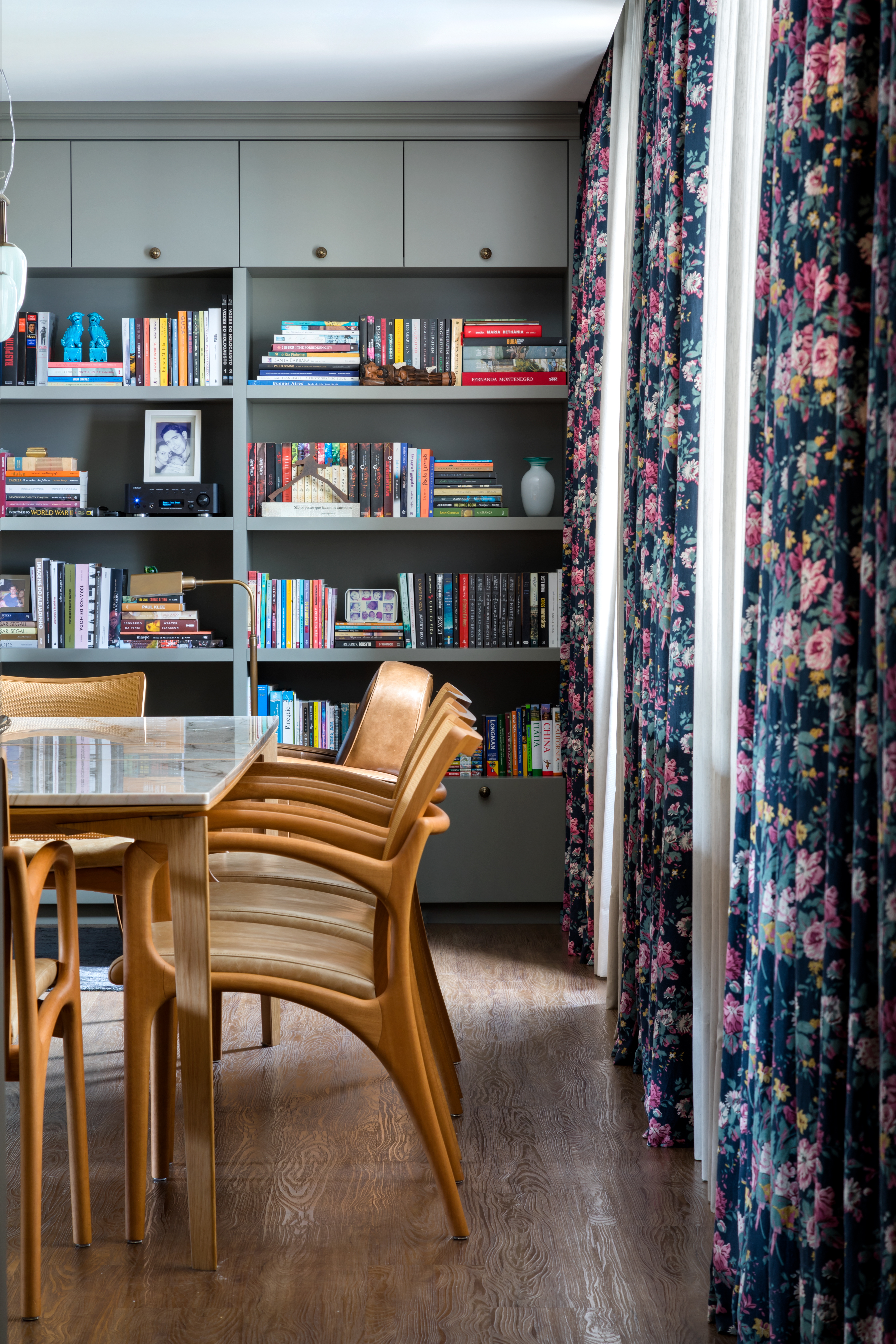 D&eacute;cor brit&acirc;nica: o que &eacute;, como usar e inspira&ccedil;&otilde;es para uma casa charmosa digna do countryside