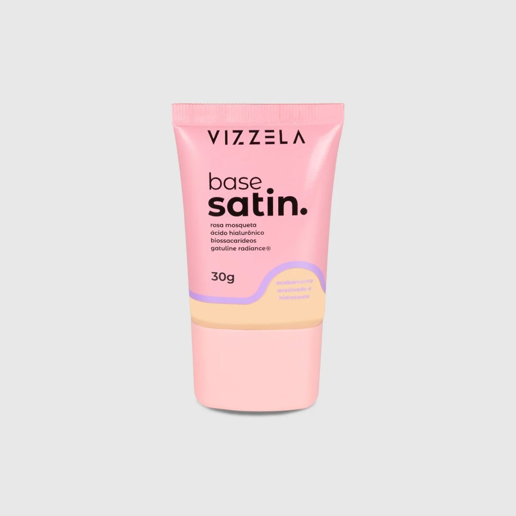 Tubo de base Vizzela Base Satin rosa claro, com tampa e base na mesma cor. No centro, base satin. em preto, e abaixo, rosa mosqueta, &aacute;cido hialur&ocirc;nico, biossacar&iacute;deos, gatuline radiance&reg; e 30g. Na parte inferior, uma faixa ondulada lil&aacute;s e bege claro com acabamento aveludado e hidratante em branco