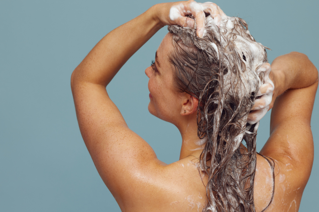 7 shampoos para se livrar da oleosidade sem deixar o cabelo ressecado