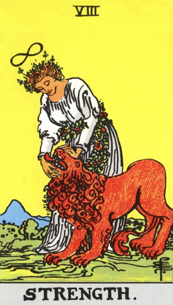 Carta de tar&ocirc; A For&ccedil;a, com uma mulher de branco e coroa de flores, fechando a boca de um le&atilde;o vermelho. O s&iacute;mbolo do infinito flutua sobre sua cabe&ccedil;a. No topo, o numeral romano VIII. Abaixo, a palavra STRENGTH