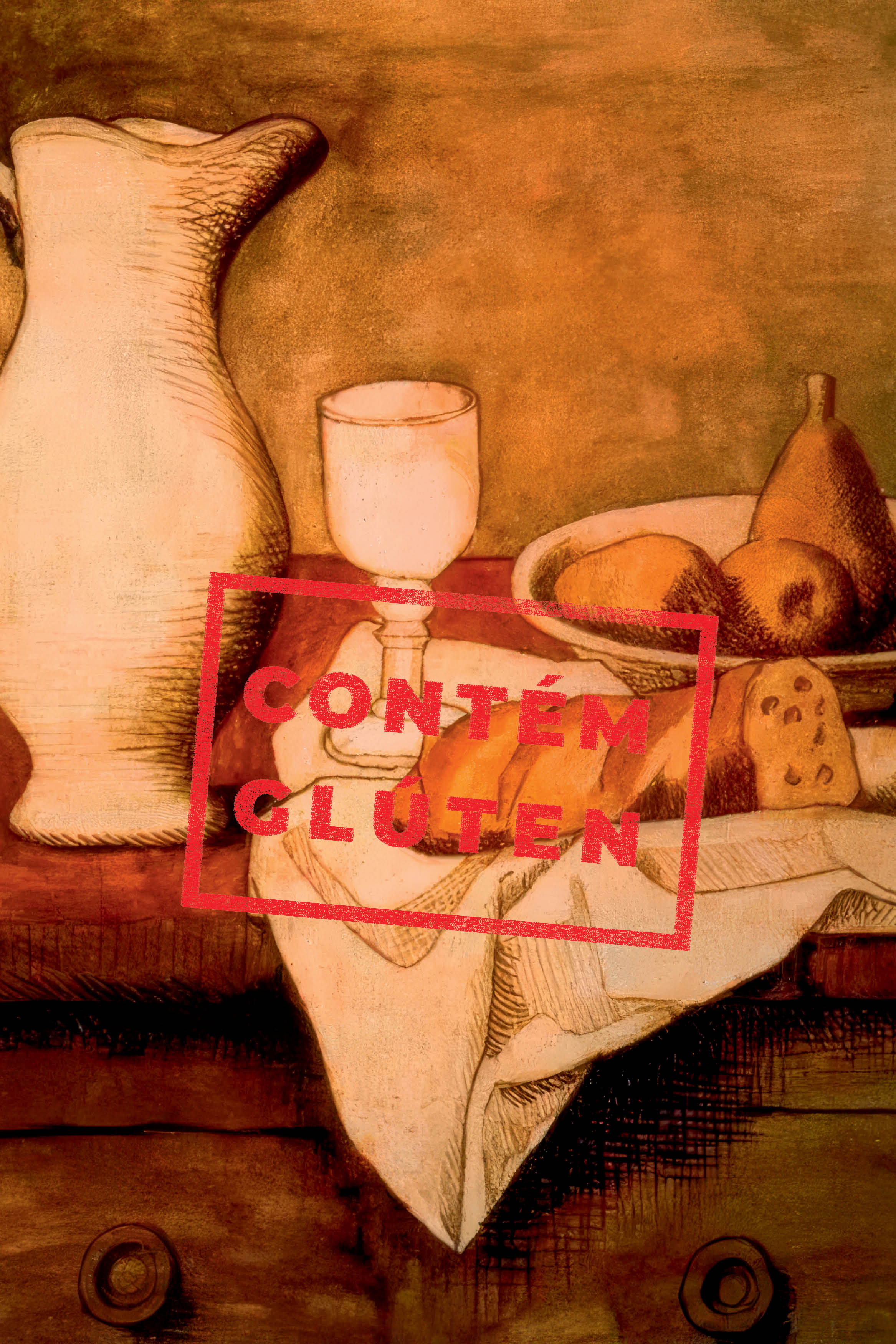 Natureza-morta com jarra branca, ta&ccedil;a, p&atilde;o fatiado e frutas em uma fruteira, sobre uma toalha de mesa e m&oacute;vel de madeira. Um carimbo vermelho com a frase CONT&Eacute;M GL&Uacute;TEN sobrep&otilde;e a imagem