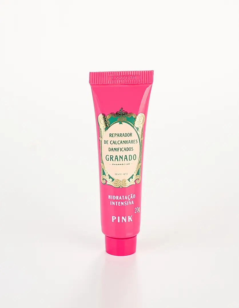 Tubo rosa de creme reparador de calcanhares Granado, com r&oacute;tulo verde e dourado, e texto Hidrata&ccedil;&atilde;o Intensiva Pink 20g