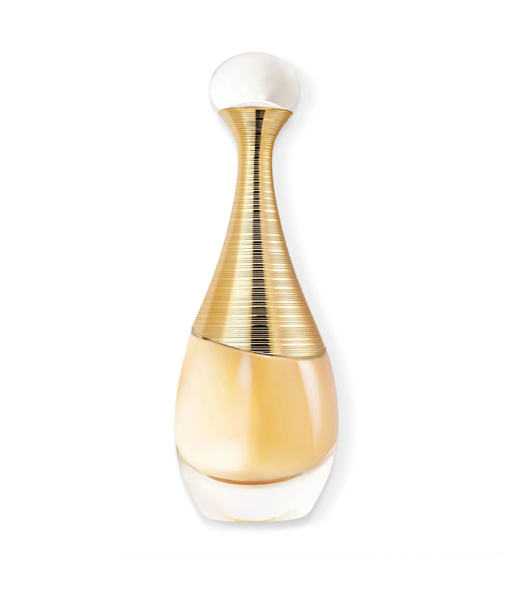 Frasco de perfume Jadore da Dior, com corpo em formato de gota contendo l&iacute;quido dourado, gargalo longo e fino com an&eacute;is dourados, e tampa esf&eacute;rica branca leitosa