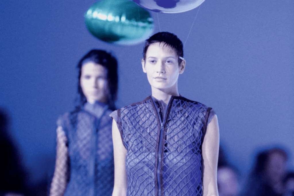 Issey Miyake: o estilista que transforma origamis em peças revolucionárias