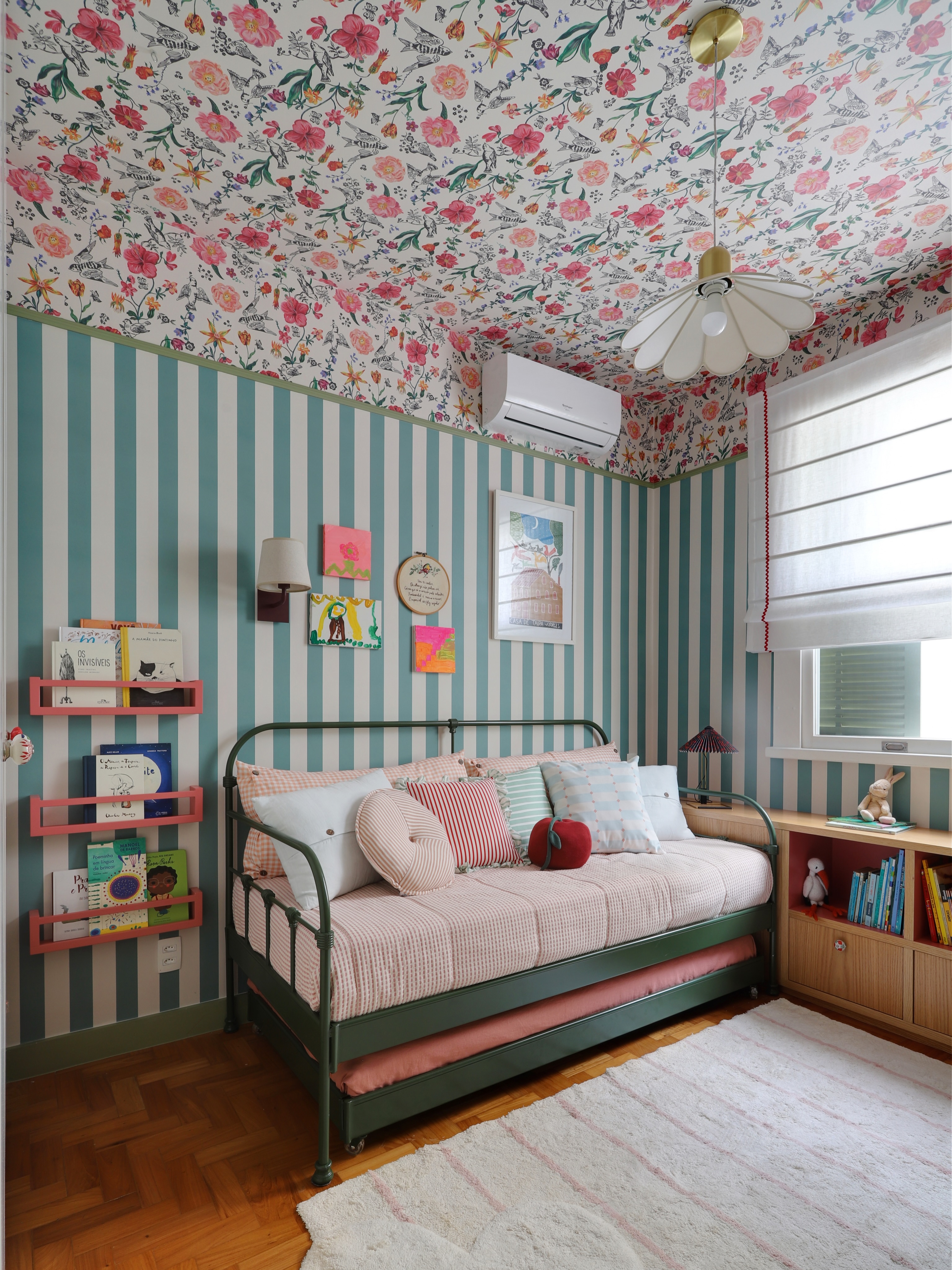 Da cama &agrave; parede: inspira&ccedil;&otilde;es de quartos com listras que criam composi&ccedil;&otilde;es elegantes