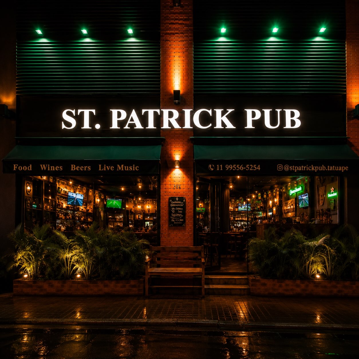 Fachada noturna do St. Patrick Pub, com letreiro branco iluminado e toldos verdes. A entrada tem degraus de madeira e plantas em vasos, com luzes verdes e &acirc;mbar destacando a arquitetura de tijolos. O interior do pub, vis&iacute;vel pelas janelas, mostra garrafas e telas de TV. O ch&atilde;o molhado reflete as luzes, criando um ambiente acolhedor