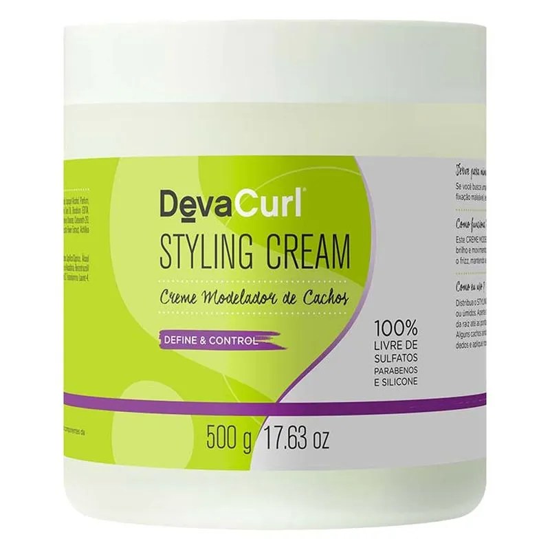 Pote branco de creme modelador DevaCurl Styling Cream para cachos, com r&oacute;tulo verde-lim&atilde;o e detalhes roxos. O r&oacute;tulo informa 100% livre de sulfatos, parabenos e silicone e o peso de 500g