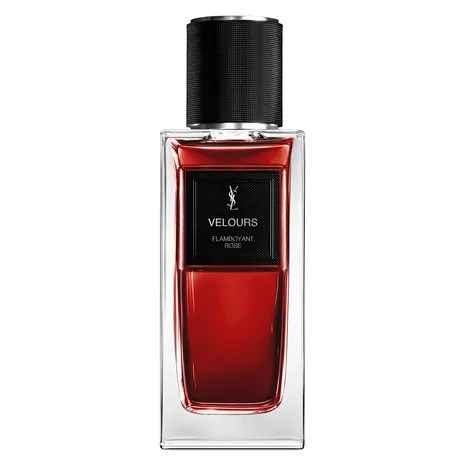 Frasco retangular de perfume Yves Saint Laurent Velours Flamboyant Rose, com l&iacute;quido vermelho intenso e tampa preta texturizada. O r&oacute;tulo preto central exibe o logo YSL e os nomes do perfume em branco