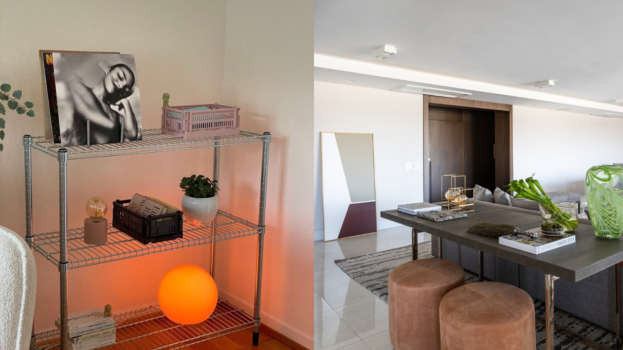 Duas imagens lado a lado. À esquerda, uma estante metálica com discos, caixas organizadoras, um vaso de planta, uma luminária de mesa e uma luminária esférica laranja. À direita, uma sala de estar moderna com mesa de centro escura, dois pufes marrons, um espelho geométrico, um sofá cinza e um vaso verde com plantas
