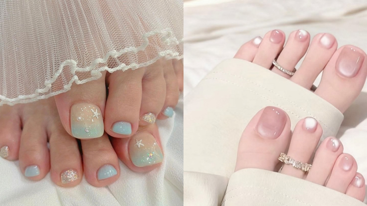 Dois pés com unhas decoradas. À esquerda, unhas em tons de azul claro e bege, com glitter e estrelas-do-mar. À direita, unhas em tons de rosa claro e branco, com um anel nos dedos