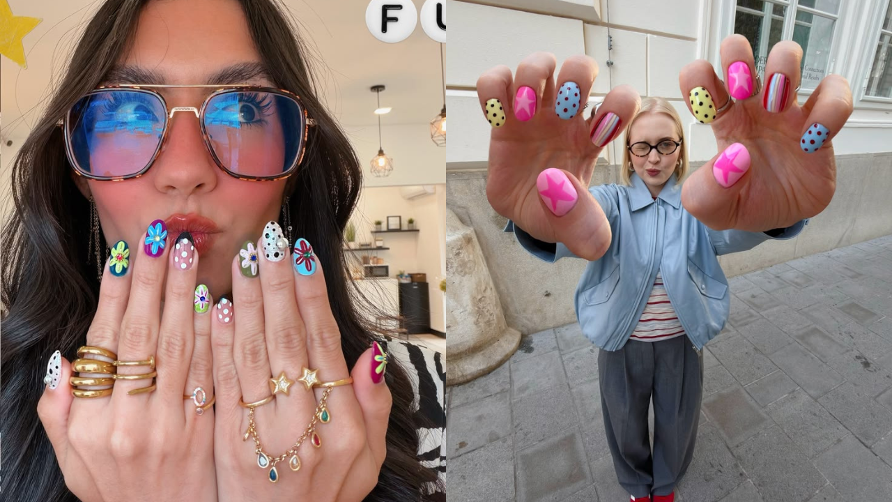 Duas mulheres exibem unhas decoradas. À esquerda, uma mulher de óculos escuros e batom vermelho mostra unhas com flores e bolinhas coloridas, usando anéis dourados. À direita, uma mulher loira de óculos e jaqueta azul estende as mãos com unhas decoradas com estrelas, bolinhas e listras