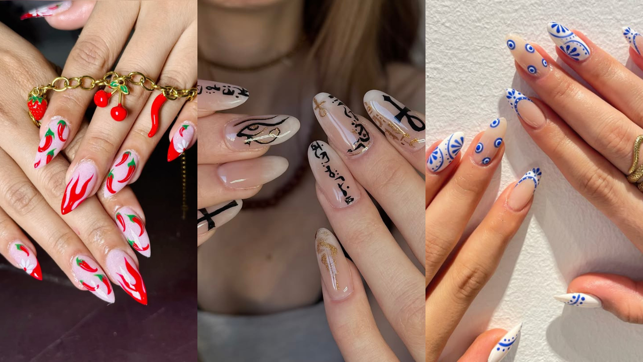 Três fotos lado a lado de mãos femininas com unhas decoradas. À esquerda, unhas pontudas com desenhos de pimentas vermelhas e chamas. No centro, unhas ovais com símbolos egípcios pretos e dourados. À direita, unhas ovais e pontudas com desenhos de olhos gregos e padrões azuis e brancos