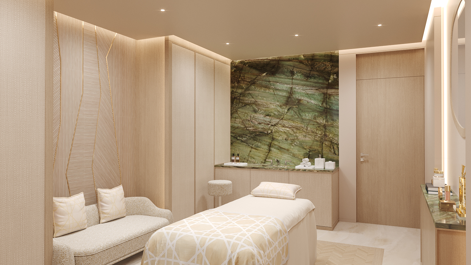 Sala de spa luxuosa com tons neutros, uma maca de massagem com manta geométrica, um sofá bege com almofadas, e uma parede de mármore verde atrás de uma bancada com produtos. Uma porta de madeira clara e um espelho oval iluminado completam o ambiente.