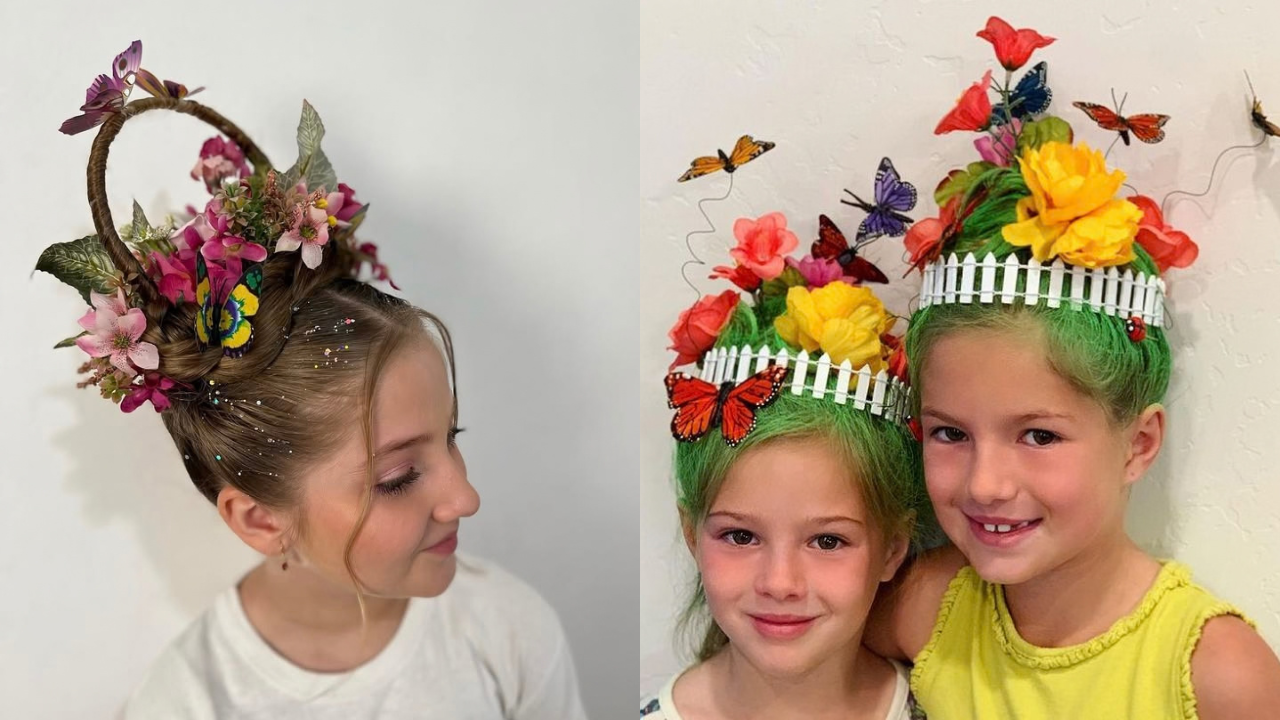 Duas meninas com penteados criativos de jardim. À esquerda, uma menina de perfil com cabelo castanho decorado como uma cesta de flores e borboletas. À direita, duas meninas sorridentes com cabelo verde, cercado por uma cerca branca, flores coloridas e borboletas.