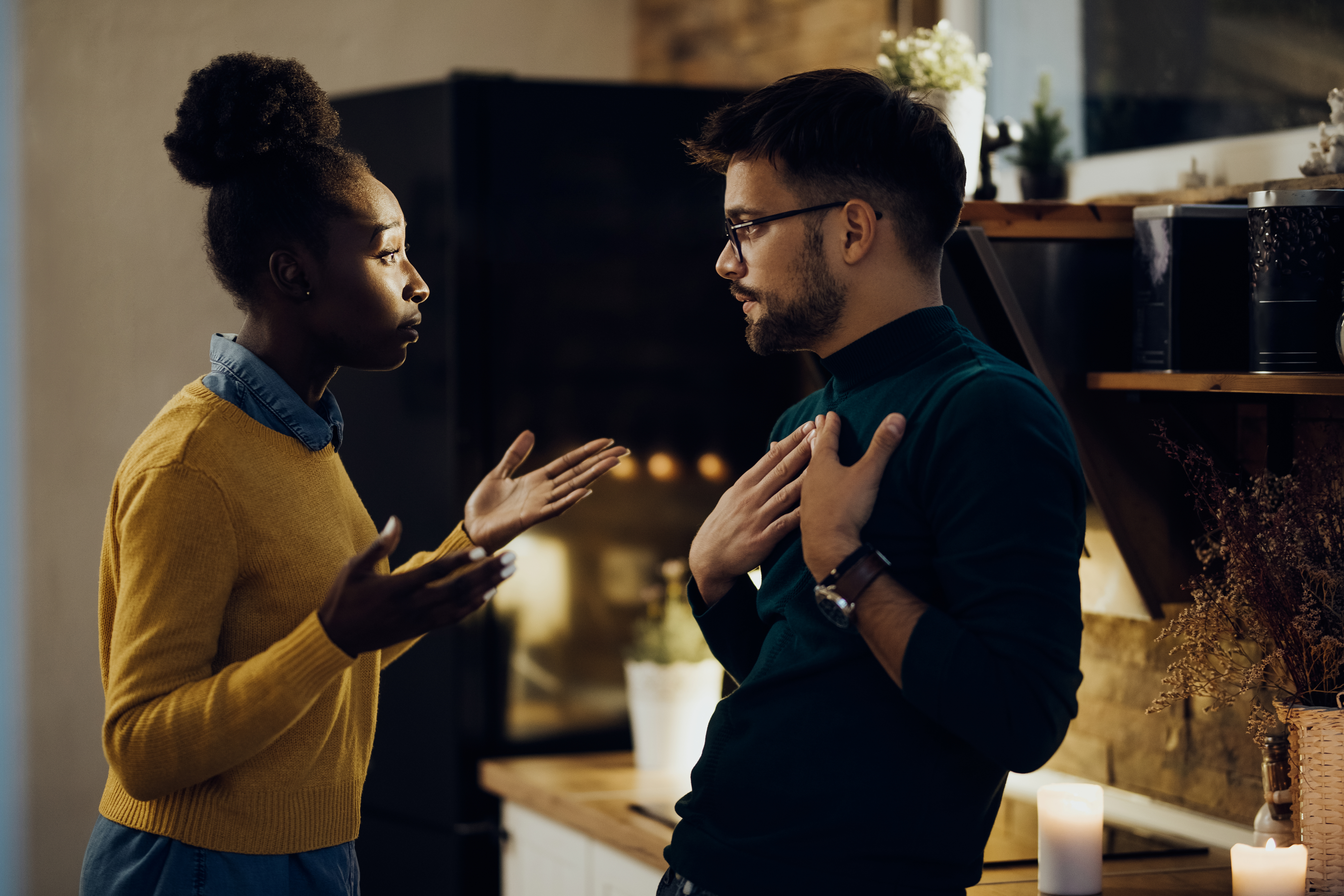 Jovem casal com dificuldades de relacionamento discutindo em casa