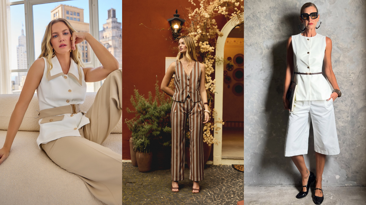 Três mulheres posam com roupas de verão. A primeira, loira, sentada em um sofá bege, veste blusa branca com gola e cinto bege, calça cáqui. A segunda, loira, em pé, usa conjunto listrado marrom e branco, colete e calça, em um pátio com plantas. A terceira, de óculos escuros, veste blusa branca, cinto fino marrom, calça branca estilo pantacourt e sapatos pretos, em frente a uma parede cinza
