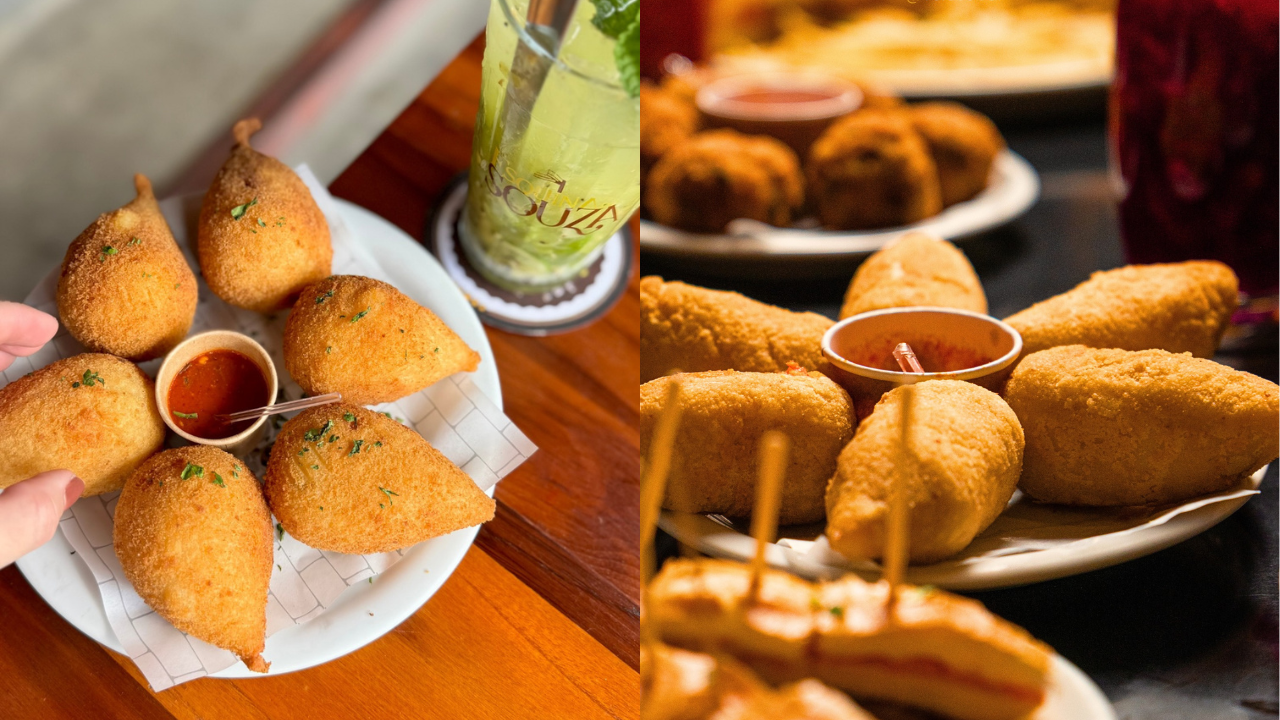 Duas imagens lado a lado de salgados fritos e bebidas. À esquerda, uma mão alcança um prato branco com seis coxinhas douradas e um pote de molho vermelho. À direita, salgados variados e espetinhos em pratos, com bebidas desfocadas ao fundo