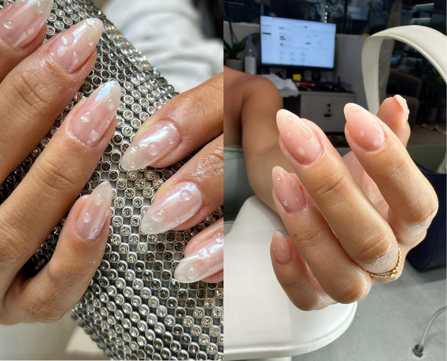 Duas fotos lado a lado de mãos femininas com unhas alongadas em formato amendoado, cor nude perolado e pequenas gotas transparentes em relevo. Na esquerda, as unhas sobre uma bolsa prateada com strass. Na direita, uma mão com anel dourado, em um salão de beleza